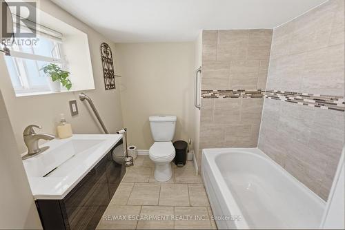 Bathroom 4-piece Basement - 309 Cope Street, Hamilton, ON - Indoor Photo Showing Bathroom