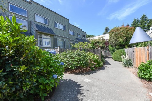 #205-2250 Manor Pl, Comox, BC 