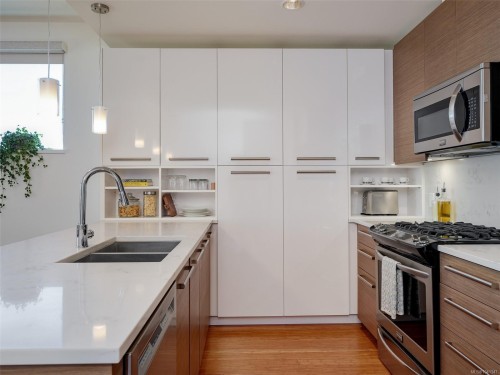 #401-9818 Third St, Sidney, BC 