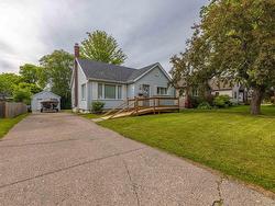 108 Hill Street S Thunder Bay, ON P7B 3V1