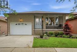 6 ROYCE AVENUE  Hamilton, ON L8G 4C8