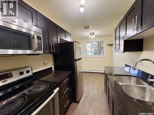 102 920 9Th Street E, Saskatoon, SK - Indoor Photo Showing Kitchen With Double Sink