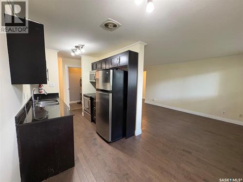 102 920 9Th Street E, Saskatoon, SK - Indoor Photo Showing Kitchen With Double Sink