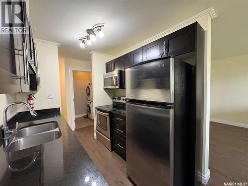 102 920 9Th Street E, Saskatoon, SK - Indoor Photo Showing Kitchen With Double Sink
