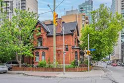 B - 220 LYON STREET N Ottawa, ON K1R 5V7