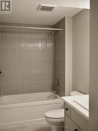 28 Sycamore Drive, Tillsonburg, ON - Indoor Photo Showing Bathroom