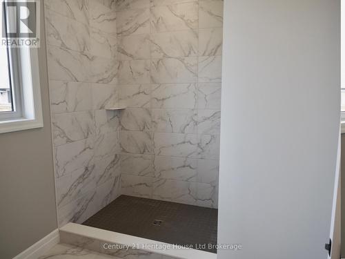 28 Sycamore Drive, Tillsonburg, ON - Indoor Photo Showing Bathroom