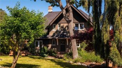 1562 Richardson St Victoria, BC V8S 1R3