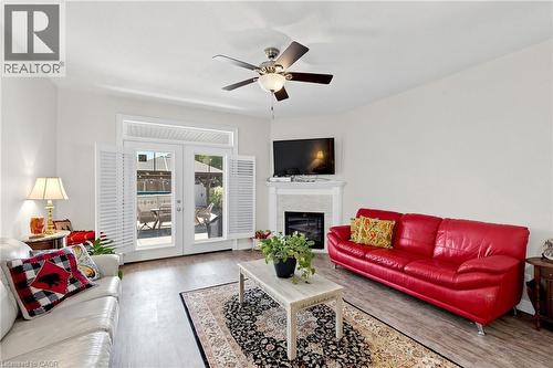 18 Gateway Avenue, West Lincoln, ON - Indoor Photo Showing Living Room With Fireplace