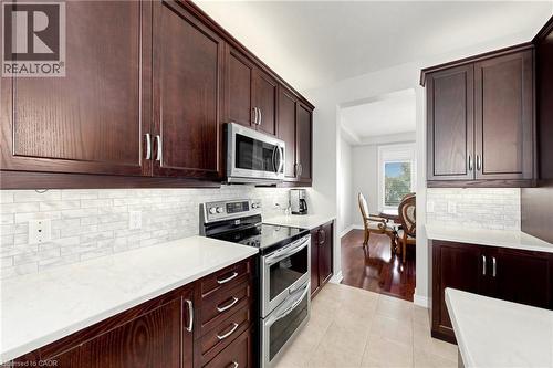 18 Gateway Avenue, West Lincoln, ON - Indoor Photo Showing Kitchen With Upgraded Kitchen