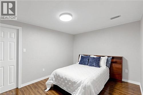 18 Gateway Avenue, West Lincoln, ON - Indoor Photo Showing Bedroom