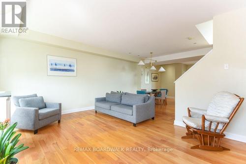 51 Drouin Avenue, Ottawa, ON - Indoor Photo Showing Living Room