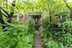 101 GRENADIER ROAD Toronto, ON M6R 1R1