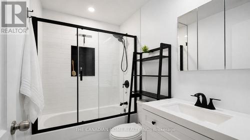 142 Winston Boulevard, Cambridge, ON - Indoor Photo Showing Bathroom