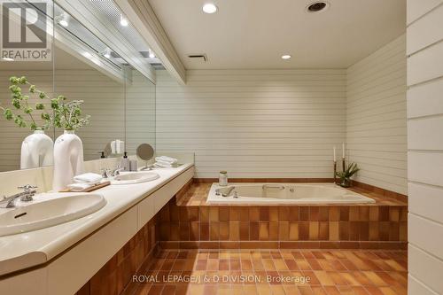 Soaker tub in Primary - 41 Ridge Drive, Toronto, ON 