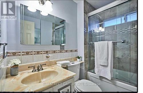 37 CALEDON COURT , Oshawa, Ontario L1G 7L6 4