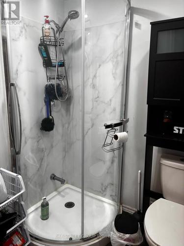 37 CALEDON COURT , Oshawa, Ontario L1G 7L6 5