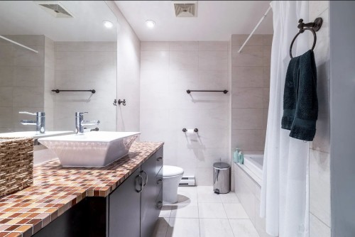 Salle de bains - 209-5255 Av. Du Parc, Montréal (Le Plateau-Mont-Royal), QC 