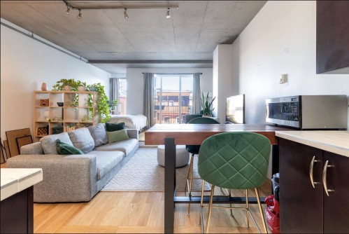 Salon - 209-5255 Av. Du Parc, Montréal (Le Plateau-Mont-Royal), QC 
