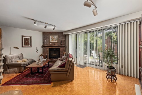 Salon - 6590B Ch. Kildare, Côte-Saint-Luc, QC - Indoor Photo Showing Living Room With Fireplace