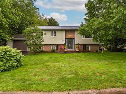 5 Joan Eleanor Drive  Dartmouth, NS B2W 5Z9