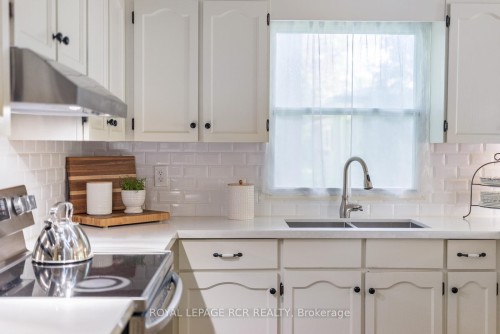 6995 Second Line W, Mississauga, ON - Indoor Photo Showing Kitchen With Double Sink