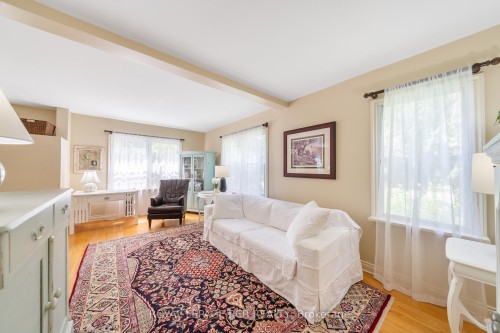 6995 Second Line W, Mississauga, ON - Indoor Photo Showing Living Room