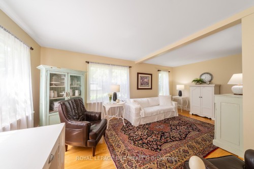 6995 Second Line W, Mississauga, ON - Indoor Photo Showing Living Room
