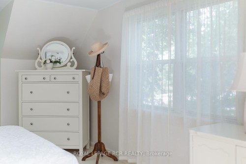 6995 Second Line W, Mississauga, ON - Indoor Photo Showing Bedroom