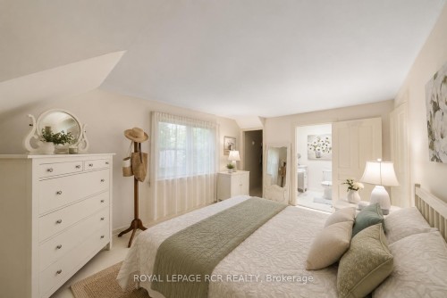 6995 Second Line W, Mississauga, ON - Indoor Photo Showing Bedroom