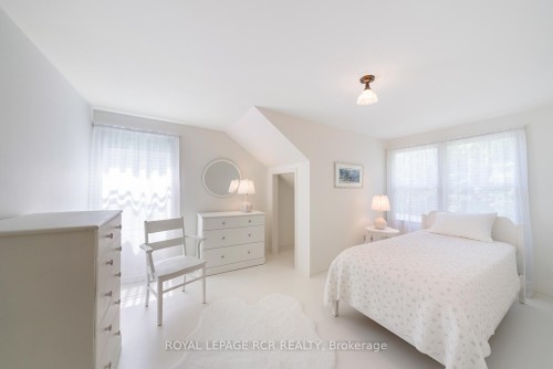 6995 Second Line W, Mississauga, ON - Indoor Photo Showing Bedroom