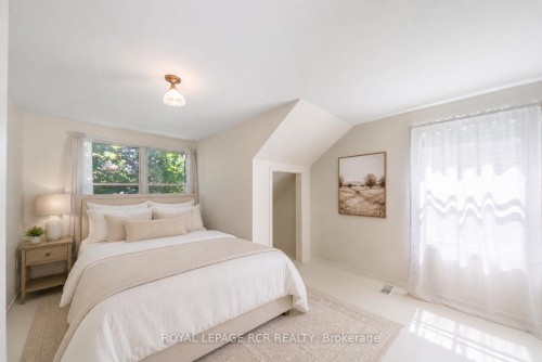 6995 Second Line W, Mississauga, ON - Indoor Photo Showing Bedroom