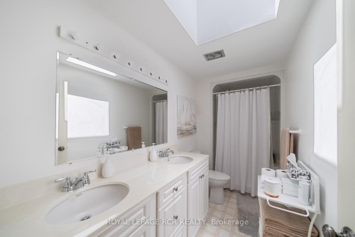 6995 Second Line W, Mississauga, ON - Indoor Photo Showing Bathroom