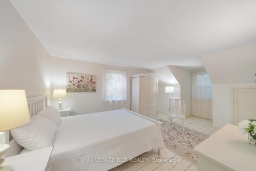 6995 Second Line W, Mississauga, ON - Indoor Photo Showing Bedroom