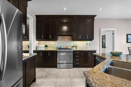 6 Masters Creek Boulevard, Mono, ON - Indoor Photo Showing Kitchen With Double Sink With Upgraded Kitchen