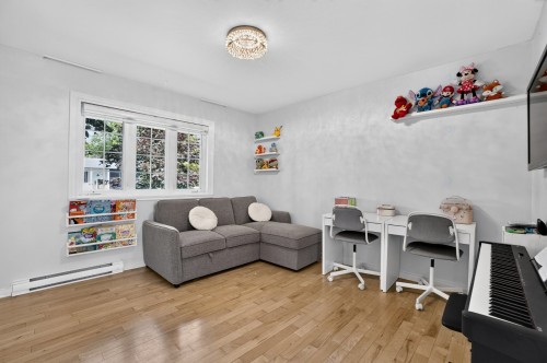 Family Room - 422 Rue St-Laurent, Saint-Eustache, QC 
