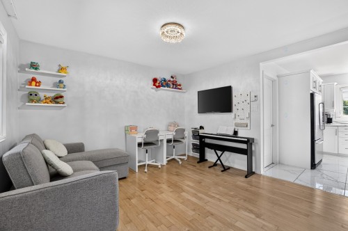 Family Room - 422 Rue St-Laurent, Saint-Eustache, QC 