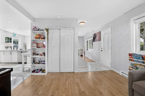 Family Room - 422 Rue St-Laurent, Saint-Eustache, QC 