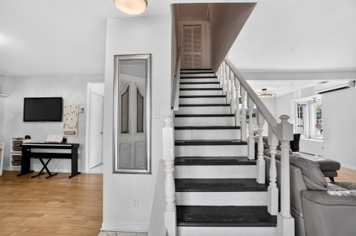 Staircase - 422 Rue St-Laurent, Saint-Eustache, QC 