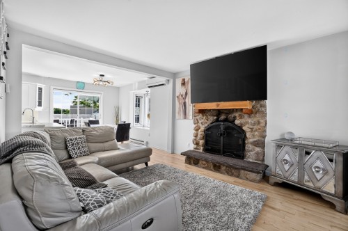 Living Room - 422 Rue St-Laurent, Saint-Eustache, QC 