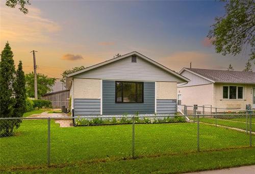 756 McLeod AVE  Winnipeg, MB R2K 0B9