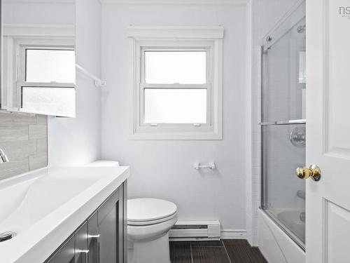 10 Plymouth Street, Halifax, NS - Indoor Photo Showing Bathroom