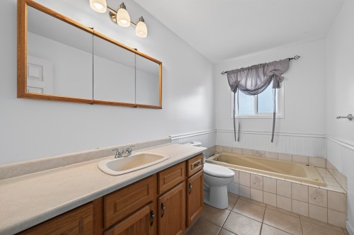 1172 Kamwood Place, Kamloops, BC - Indoor Photo Showing Bathroom