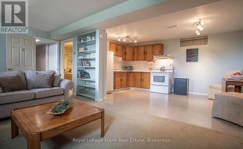 53 Williams Point Road, Scugog, ON - Indoor Photo Showing Living Room