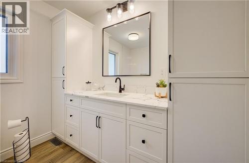 464 Northlake Drive, Waterloo, ON - Indoor Photo Showing Bathroom