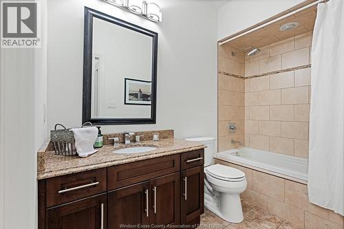 2203 Roxborough, Windsor, ON 