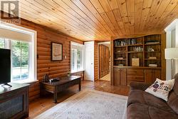 Family room with build-in storage - 