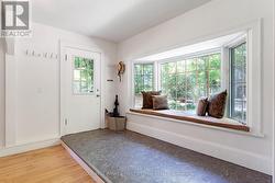 Foyer has 2 bay windows with idyllic sitting areas - 