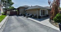 9 DEL RIA DRIVE Toronto, ON M6L 1L9