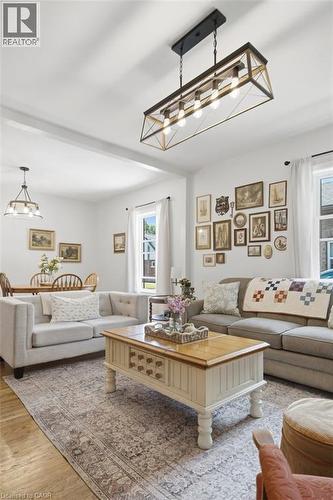 112 Sydenham Street, Brantford, ON - Indoor Photo Showing Living Room